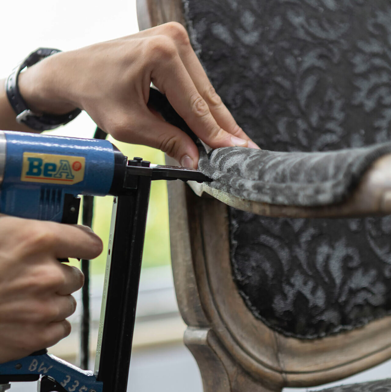 Polsterarbeit beim Tackern eines Stoffbezugs