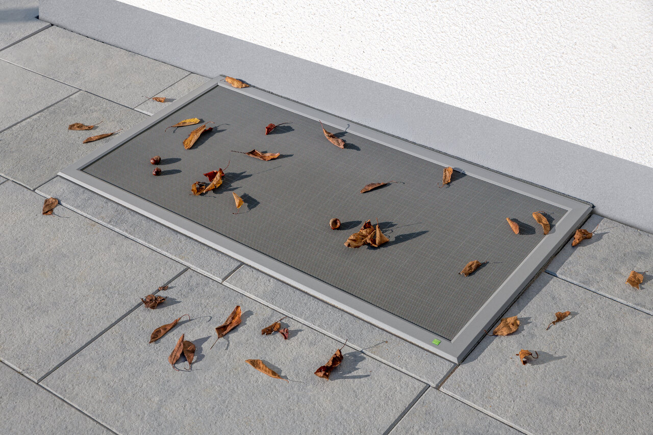 Lichtschachtabdeckung als Schutz vor Laub und Insekten